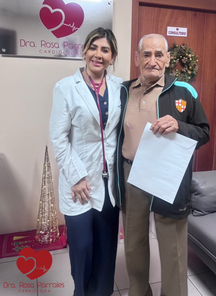 Dra. Rosa Parrales realizando una consulta de cardiología