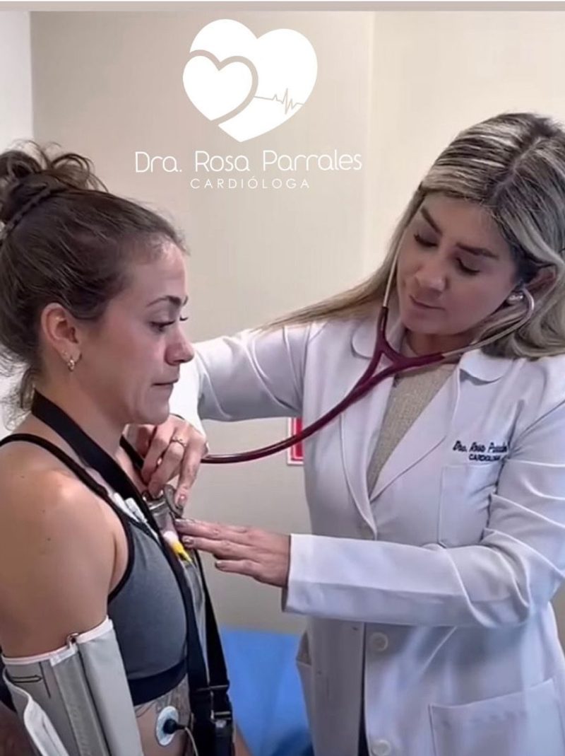 Dra. Rosa Parrales en su consultorio de Omni Hospital